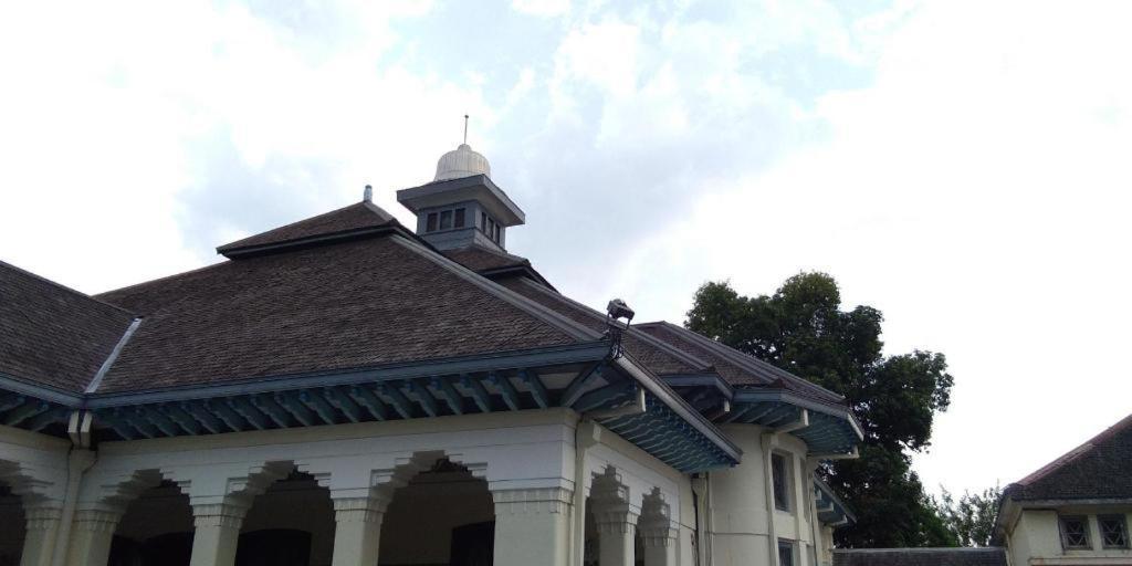 Zaen Hotel Syariah Solo Exterior photo