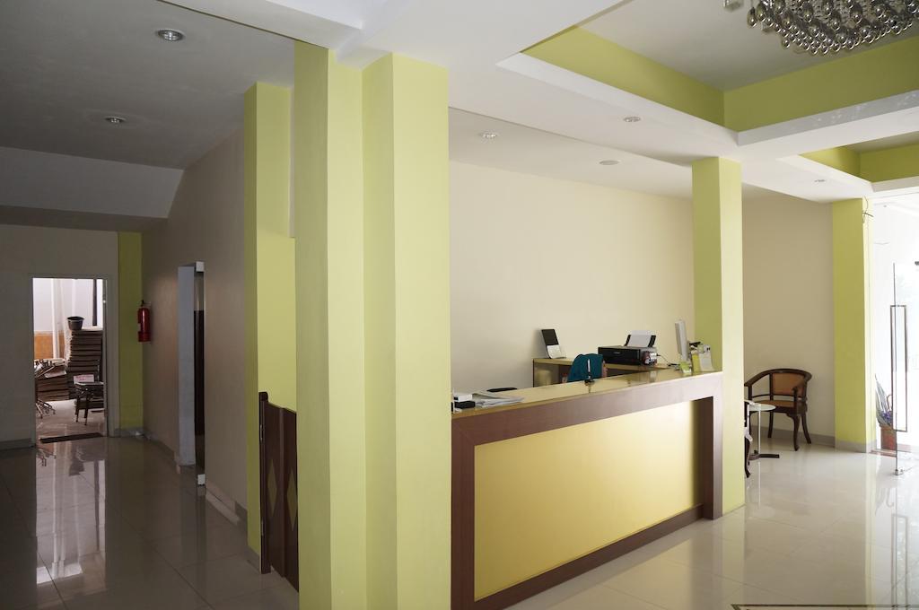 Zaen Hotel Syariah Solo Exterior photo